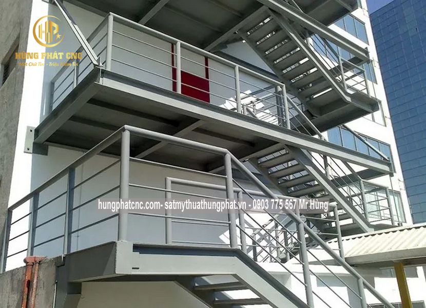 Thi công cầu thang xương sắt Thạnh Mỹ Lợi Quận 2 | Đối với những căn nhà có diện tích nhỏ thì việc lựa chọn mẫu cầu thang sao cho đảm bảo độ thông thoáng cực kỳ quan trọng.