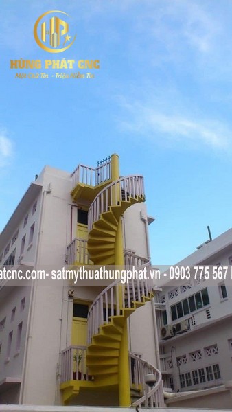 Người thợ có kinh nghiệm càng lâu năm thì tay nghề càng cao, làm việc càng chắc chắn và càng rút ngắn được thời gian.Thi công cầu thang thoát hiểm chung cư quận 7