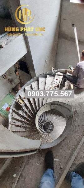 Với thiết kế vô cùng mới lạ, thu hút, cầu thang xoắn ốc thường được lựa chọn cho các căn nhà mang phong cách hiện đại và sang trọng. #1 Làm cầu thang xoắn cho biệt thự 