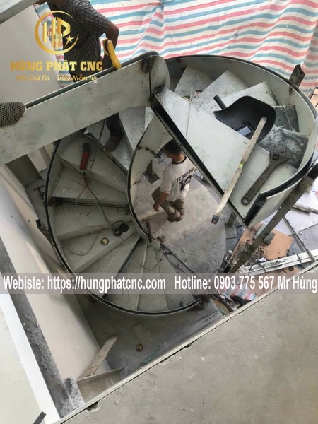 có thể thấy cầu thang xương cá xoáy chính là điểm thu hút nổi bật nhất của căn phòng.#1 Làm cầu thang xoắn quán cafe
