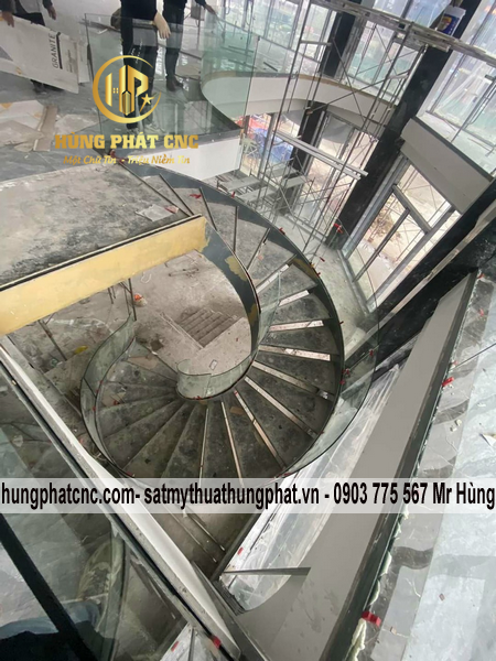 Cầu thang xoáy lan can kính | #1 Làm cầu thang xoắn quán cafe