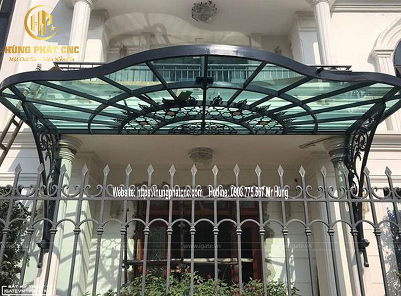 Mái kính sắt nghệ thuật ở Long Khánh